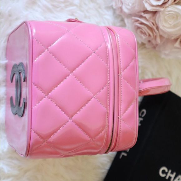 SOLD Chanel Vintage 1995 Barbie Collection Barbie Pink Vanity Case Heart bag - Picture 3 of 11